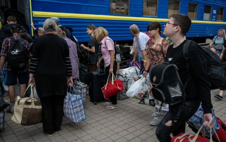 Civiles evacúan el Donbás ante imparable avance de Rusia