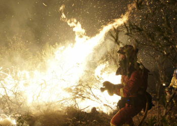 (VIDEO) Ola de calor alcanza su pico en España y los incendios se extienden