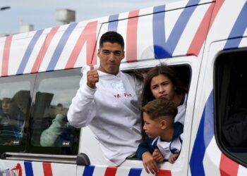 El impactante recibimiento de los fanáticos de Nacional a Luis Suárez