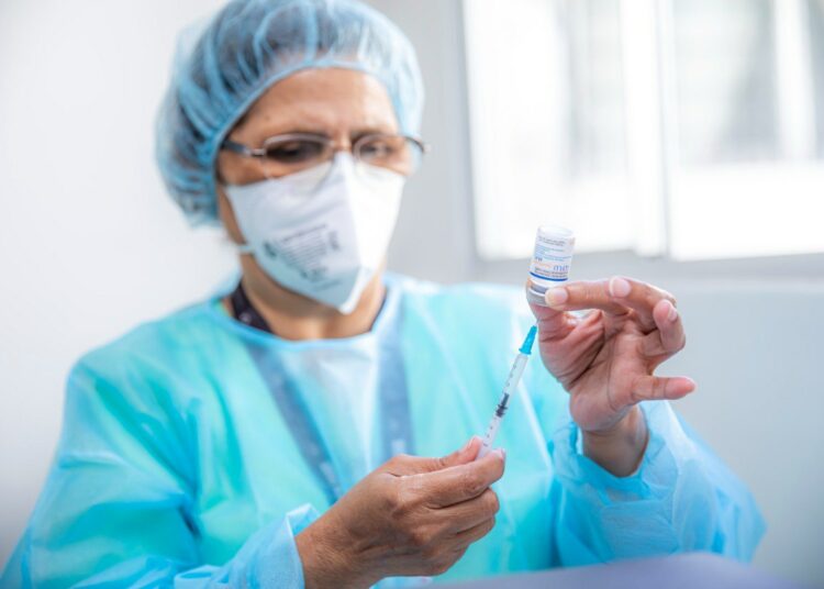 La vacunación contra el COVID-19 continuará habilitada durante las vacaciones en diferentes centros de salud