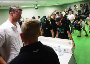 Escándalo en la presentación de un técnico español: un grupo de ultras invadió la sala de prensa y lo amenazó adelante de los periodistas