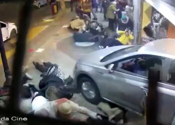 (IMÁGENES FUERTES) Un automóvil embiste la entrada de un teatro en Argentina, dejando a 23 heridos