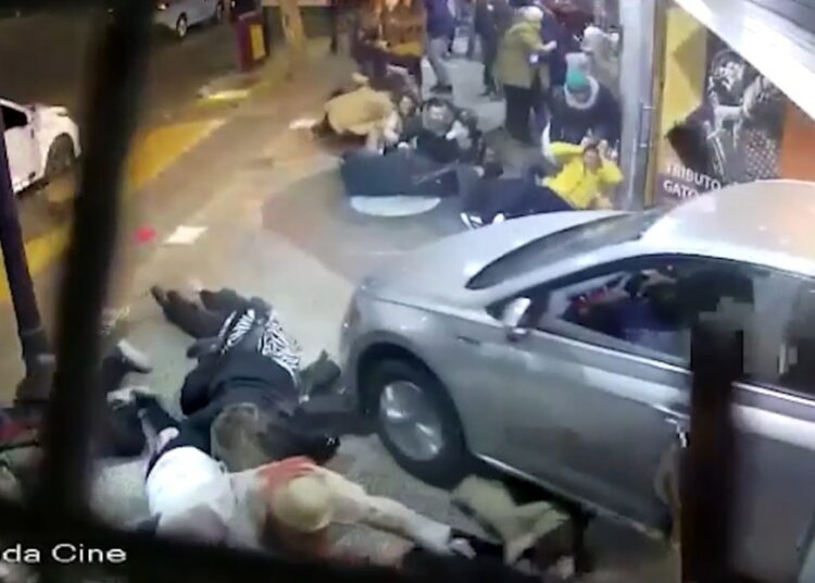 (IMÁGENES FUERTES) Un automóvil embiste la entrada de un teatro en Argentina, dejando a 23 heridos