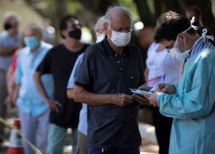 Brasil suma casi 400 muertes por COVID-19 y vuelve a niveles de marzo