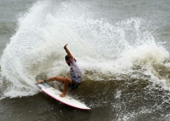 El surfista salvadoreño Bryan Pérez se consagró campeón del Tsunami Sushi Alas Pro Tour Jacó en Costa Rica
