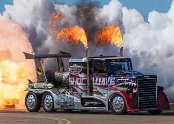 Captan cómo un camión queda envuelto en llamas mientras competía en un concurso de velocidad con aviones de combate