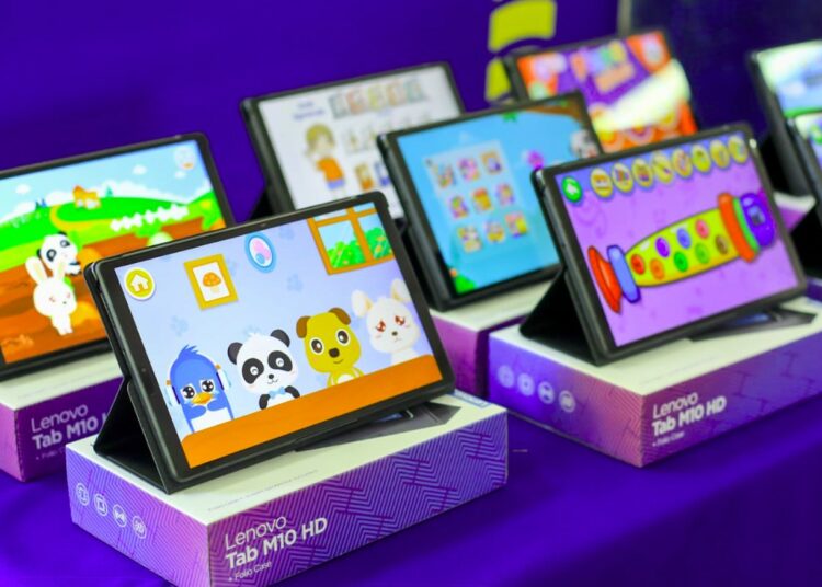 MINED entregó tablets a estudiantes de 1º y 3º de siete centros escolares en Tonacatepeque