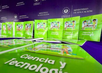 MINED entregó libros de texto y cuadernos de trabajo de Ciencia y Tecnología a estudiantes de 2°, 5° y 6° grado