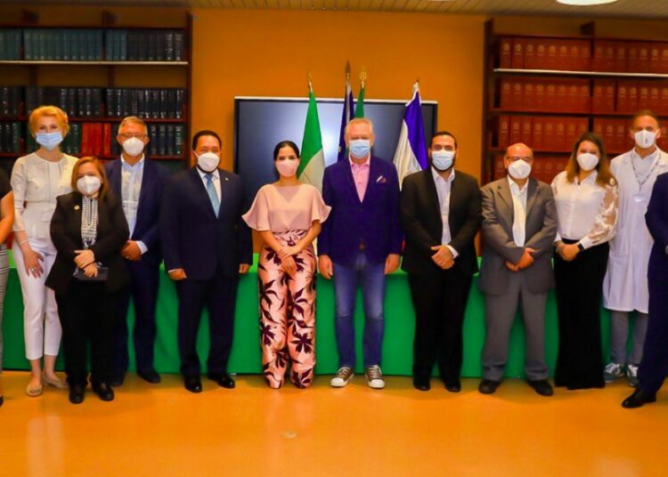 Primera Dama busca impulsar modelo de atención pediátrico italiano en El Salvador