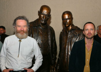 Instalan estatuas de Walter White y Jesse Pinkman de ‘Breaking Bad’ en Albuquerque
