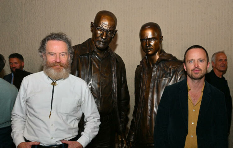 Instalan estatuas de Walter White y Jesse Pinkman de ‘Breaking Bad’ en Albuquerque