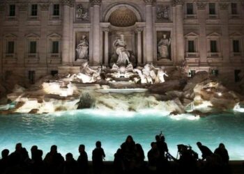(VIDEO) Un hombre se baña en la Fontana de Trevi de Roma, lo multan y a las dos horas regresa y vuelve a bañarse
