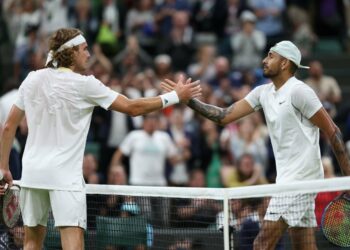 Tsitsipás le pegó un pelotazo a un aficionado, no lo sancionaron y Kyrgios explotó de furia contra el juez