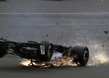 (VIDEOS) El chino Guanyu Zhou sufrió un peligroso vuelco en la largada de Silverstone de la Fórmula Uno