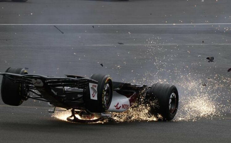 (VIDEOS) El chino Guanyu Zhou sufrió un peligroso vuelco en la largada de Silverstone de la Fórmula Uno