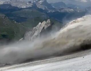 (VIDEOS) Trozo de glaciar en los Alpes italianos se desprende y mata al menos a 6 personas