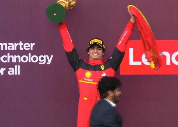 Carlos Sainz gana contra viento y marea en Silverstone