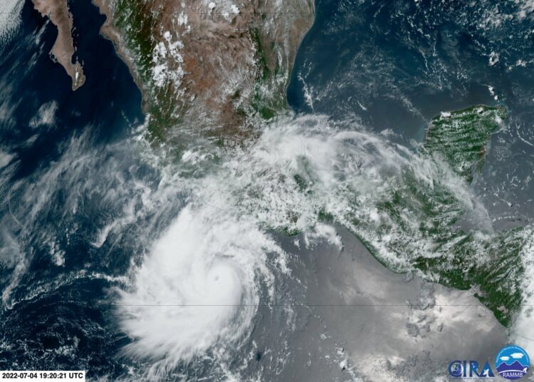 Huracán Bonnie se mantiene en categoría 2 y causa fuertes lluvias en México