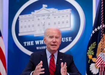 Joe Biden calificó de “sin sentido” el tiroteo durante el desfile del 4 de julio y dijo sentirse conmocionado por las muertes