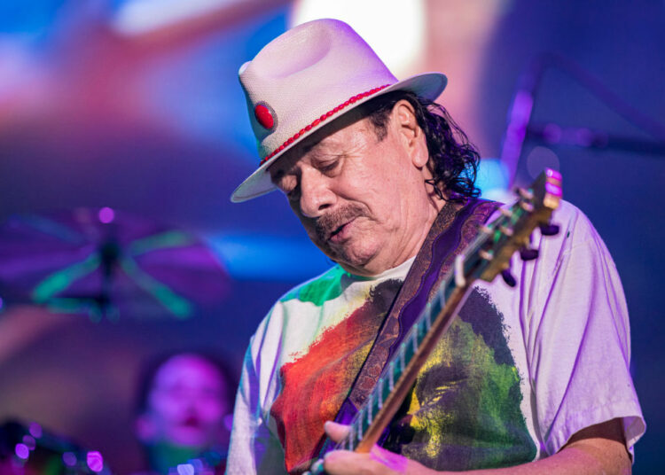 (VIDEOS) Carlos Santana se desmayó durante un concierto en Michigan y fue sacado en camilla