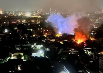 (VIDEOS) Manifestantes incendian la residencia del primer ministro de Sri Lanka