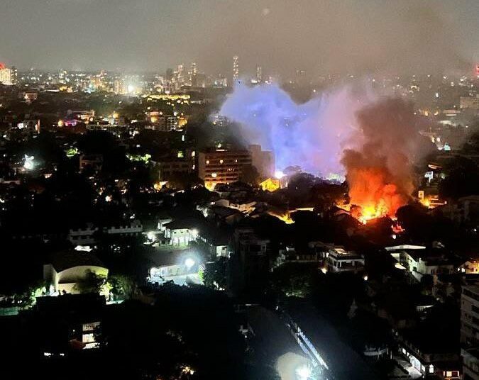 (VIDEOS) Manifestantes incendian la residencia del primer ministro de Sri Lanka