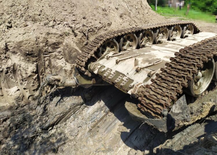 (VIDEO) Ucrania destruyó nueve tanques de guerra rusos en un impresionante ataque coordinado
