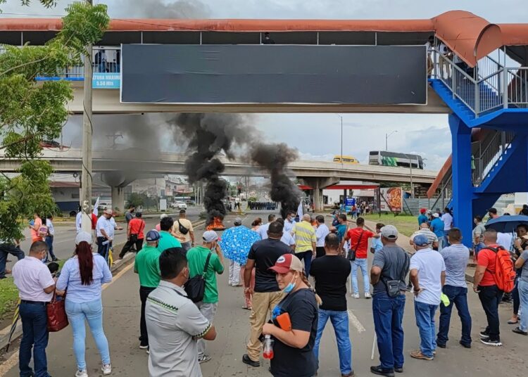 (VIDEOS) Gobierno de Panamá llama a diálogo en medio de crecientes protestas