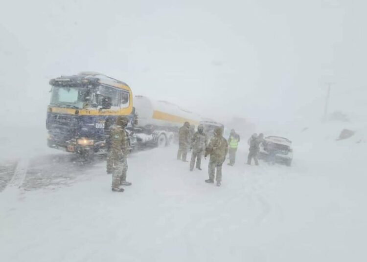 (VIDEOS) Centenares de personas se encuentras atrapadas en sus automóviles la frontera Chile y Argentina debido a la nieve