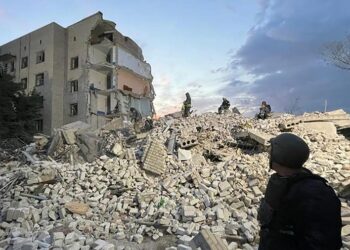 Ataque ruso contra edificio residencial deja al menos 15 muertos en Ucrania