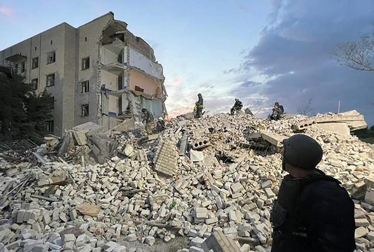 Ataque ruso contra edificio residencial deja al menos 15 muertos en Ucrania