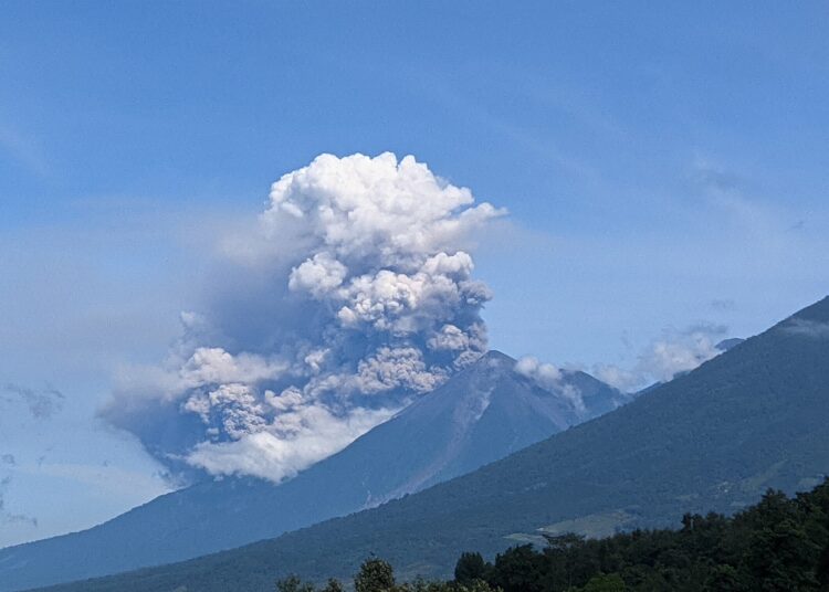 Volcán de Fuego de Guatemala incrementa actividad eruptiva
