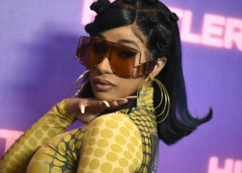 Cardi B golpea a fan con el micrófono en pleno concierto