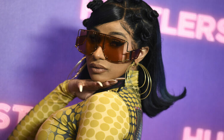 Cardi B golpea a fan con el micrófono en pleno concierto