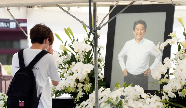 Abe es despedido en un funeral íntimo que ha congregado a miles en Tokio