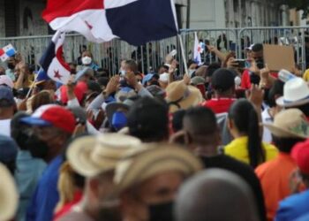 Gobierno de Panamá baja precio de combustibles ante protestas