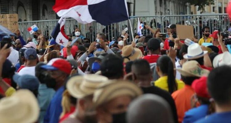 Gobierno de Panamá baja precio de combustibles ante protestas