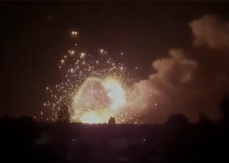 (VIDEOS) Ucrania bombardeó un gran depósito de municiones de Rusia en Kherson