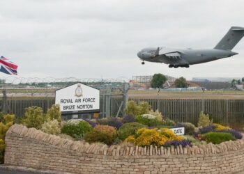 En el Reino Unido cerraron un aeropuerto porque se derrite la pista de aterrizaje debido a la ola de calor