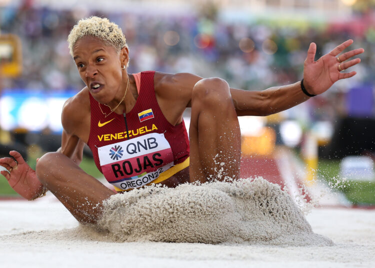 La venezolana Yulimar Rojas es la primera tricampeona mundial de triple salto