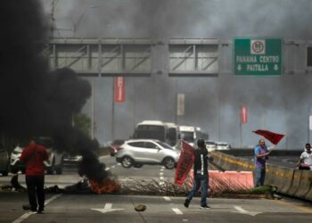 (VIDEOS) Policía abre por la fuerza carreteras en Panamá