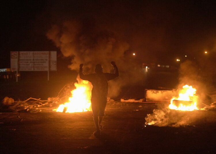 Crisis se prolonga en Panamá con cortes de rutas e intentos de saqueos