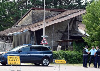Un asesinato familiar conmueve a Francia: mató a su padre, a su madrastra y a sus tres hermanastros armado con un fusil y una catana