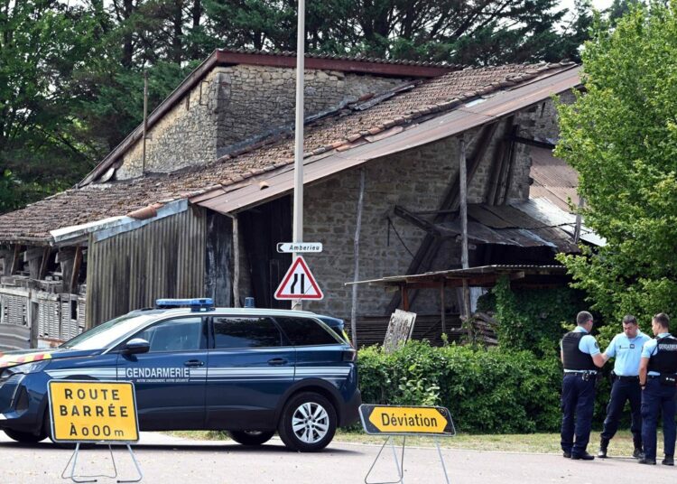 Un asesinato familiar conmueve a Francia: mató a su padre, a su madrastra y a sus tres hermanastros armado con un fusil y una catana