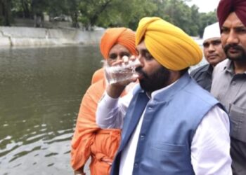 (VIDEO) Un político indio bebe agua de un río sagrado para demostrar que está limpia y termina hospitalizado