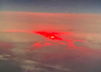 El misterioso resplandor rojo que captó un piloto mientras sobrevolaba el océano Atlántico