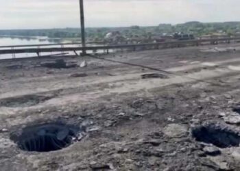 (VIDEOS) Ucrania bombardeó un puente estratégico de Kherson, la ciudad tomada por tropas rusas
