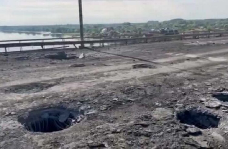 (VIDEOS) Ucrania bombardeó un puente estratégico de Kherson, la ciudad tomada por tropas rusas