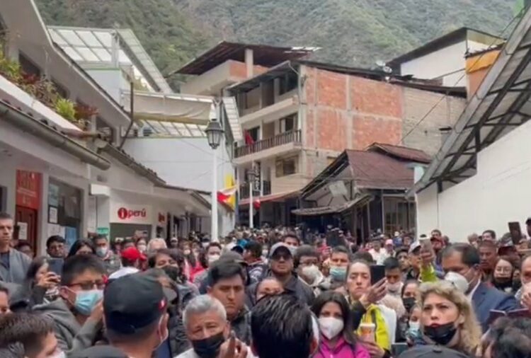 Cientos marchan contra Castillo al cumplirse un año de su gobierno en Perú