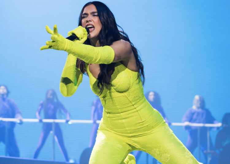 (VIDEOS) Fuegos artificiales ilícitos se encienden en pleno concierto de Dua Lipa y dejan tres heridos